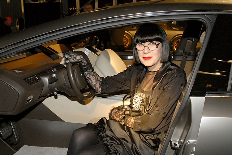 Chantal Thomass, au volant d'une Mercedes