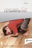 Enfant heureux sur le plancher de sa chambre