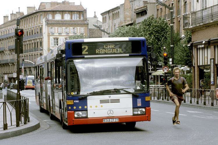 bus et piéton