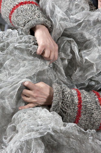 Nadya Bertaux façonnant un drap d'aluminium 