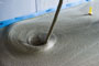 Traitement d'application d'une chape de béton liquide