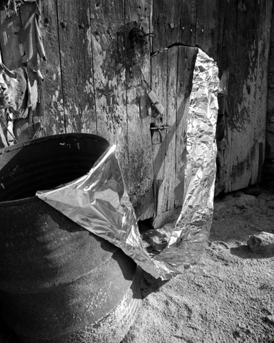 Aluminesce à travers la porte d'une grange en Limousin