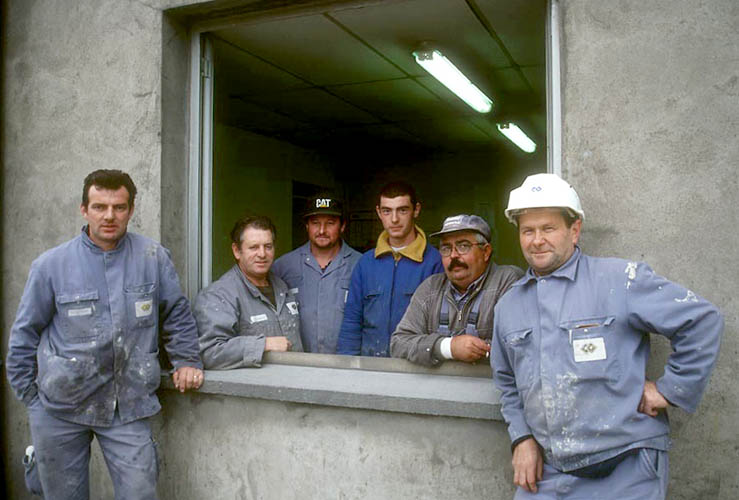 Groupe d'ouvriers d'une cimenterie
