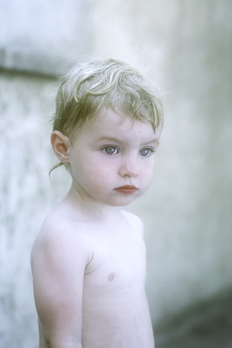 Enfant dans ses pensées