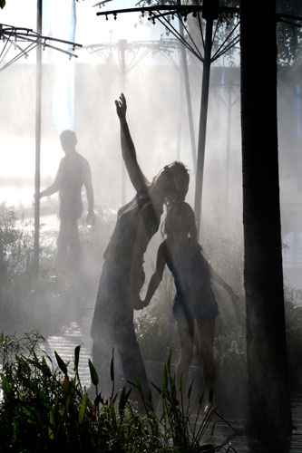 Paris Plage, femmes sous des brumisateurs